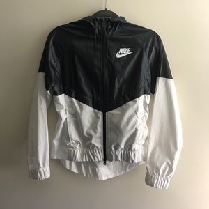 Nike women’s windbreaker